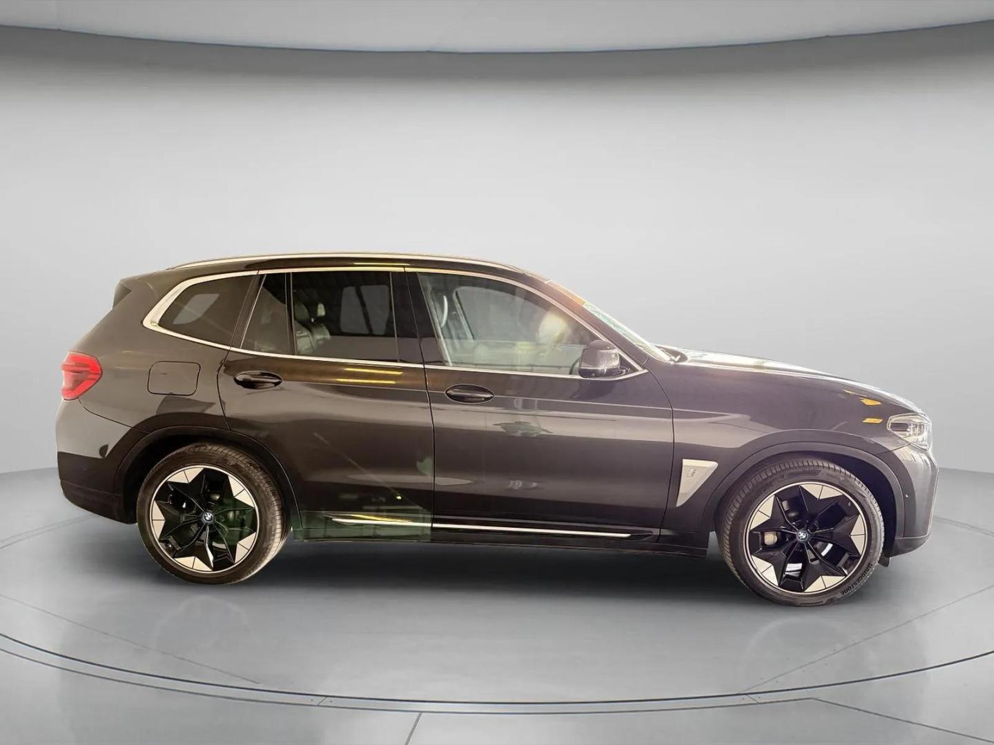 BMW iX3 80 kWh Impressive