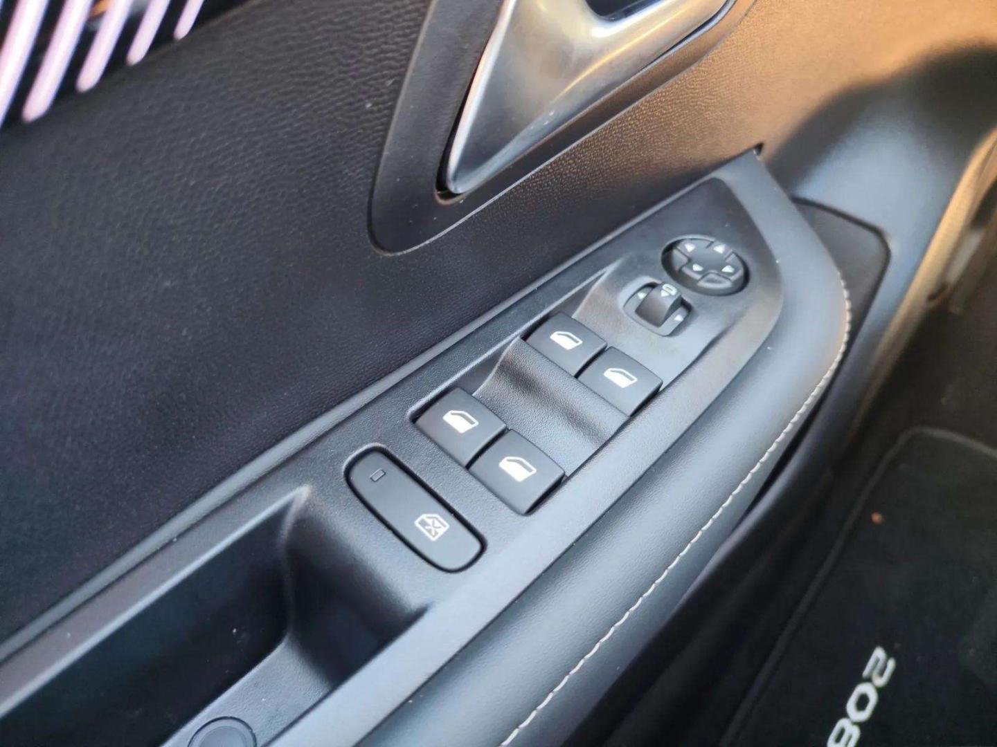 Peugeot 208 Allure Turbo 100 cv CVM6