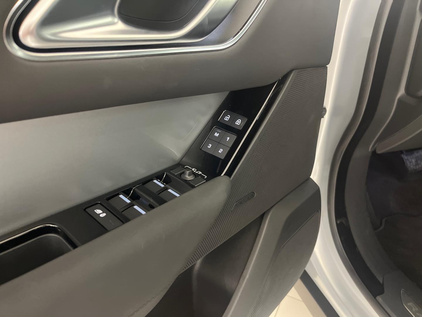 Land Rover Range Rover Velar RANGE ROVER VELAR 2.0 P400E S AUTO 4WD 404 5P