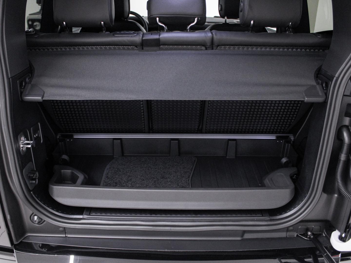 Land Rover Defender 3.0 D250 MHEV X-DYNAMIC SE 90 AUTO 4W 249 3P