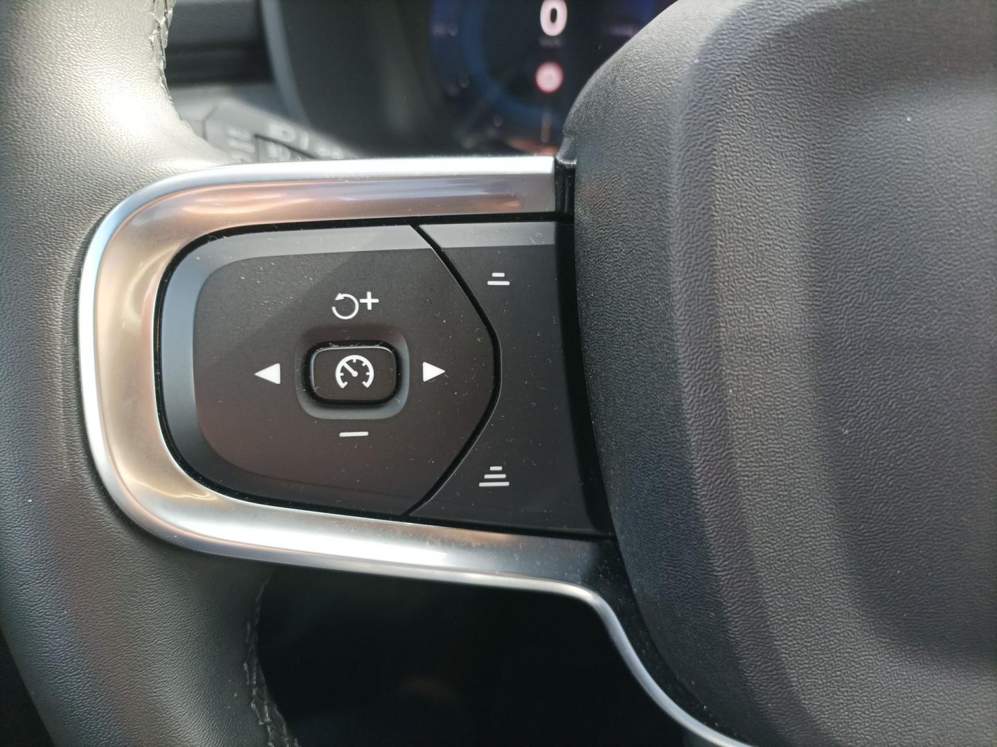 Volvo XC40 2.0 B3 PLUS DARK AUTO 163 5P