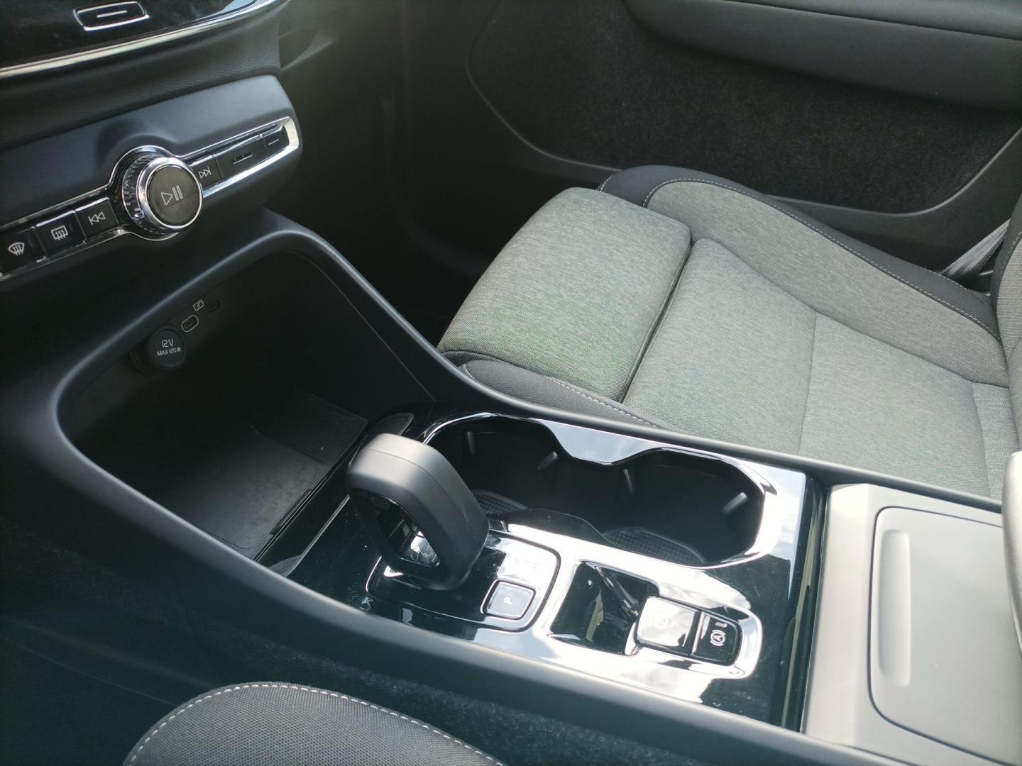 Volvo XC40 2.0 B3 PLUS DARK AUTO 163 5P