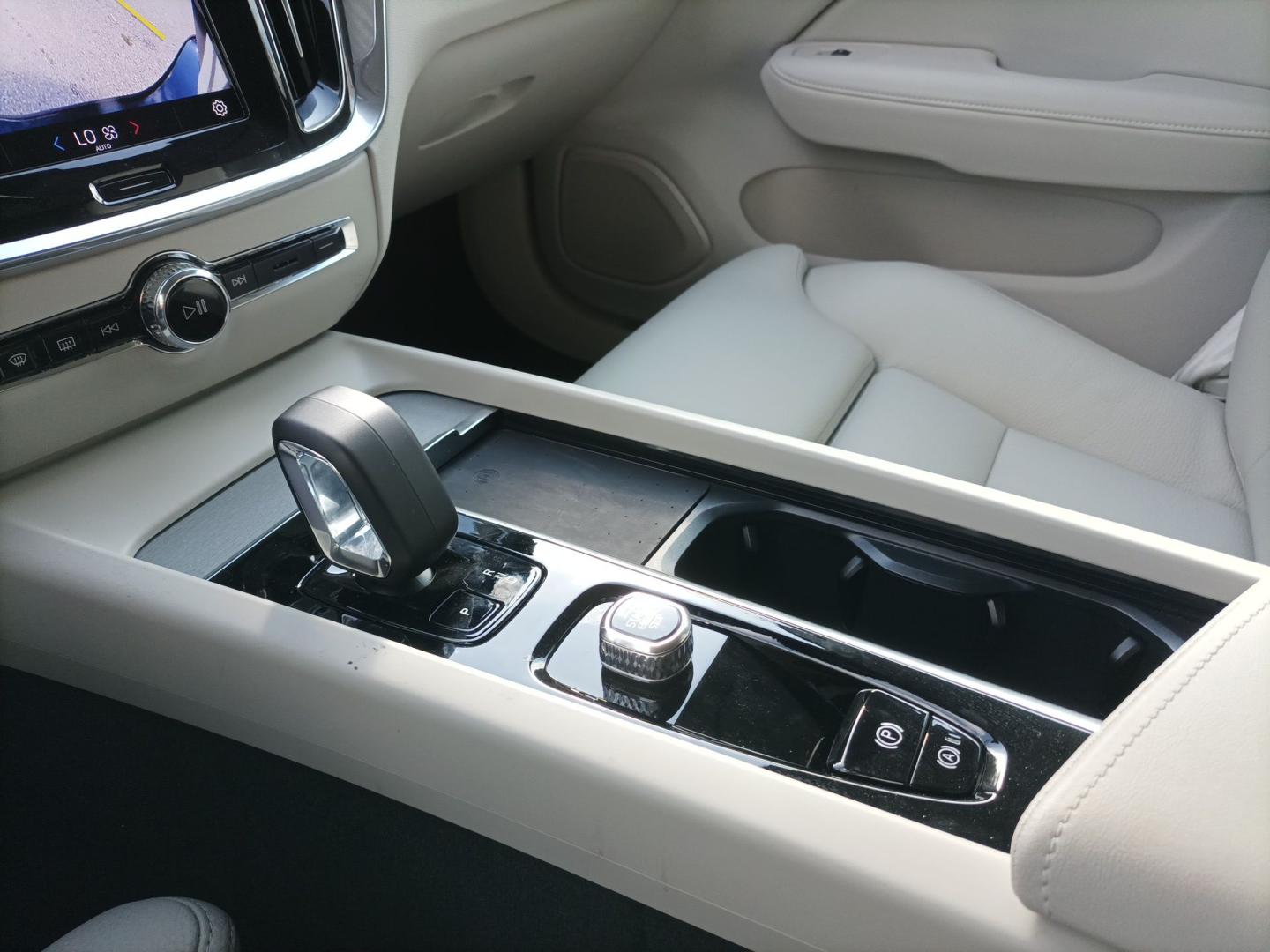 Volvo V60 2.0 B4 P PLUS DARK AUTO 197 5P