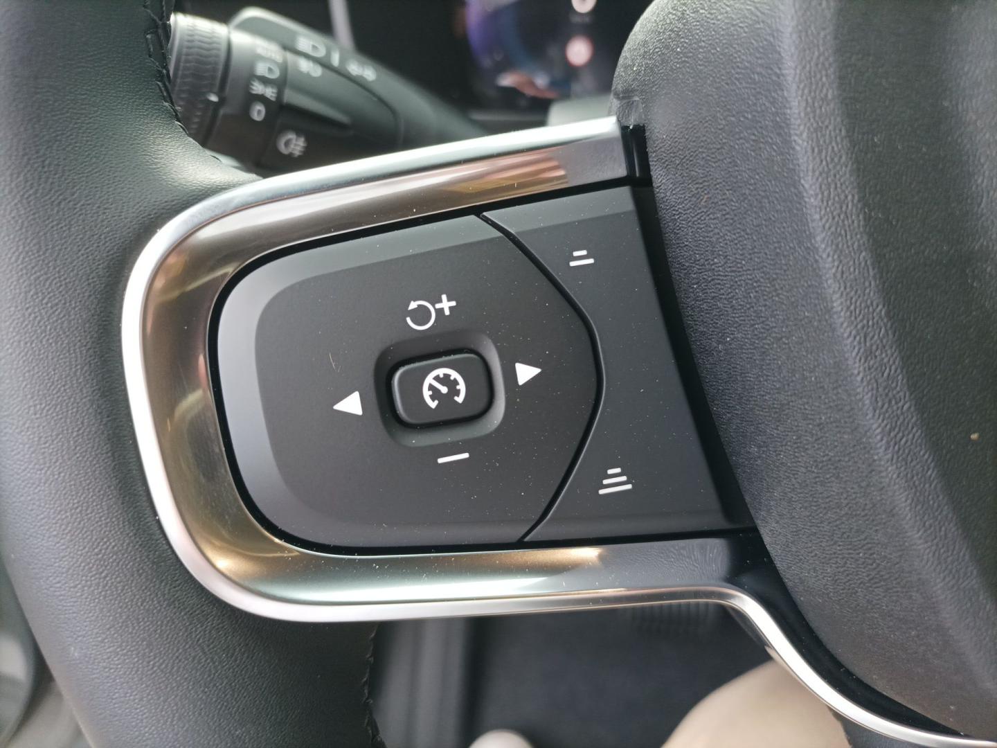 Volvo XC40 2.0 B3 PLUS DARK AUTO 163 5P