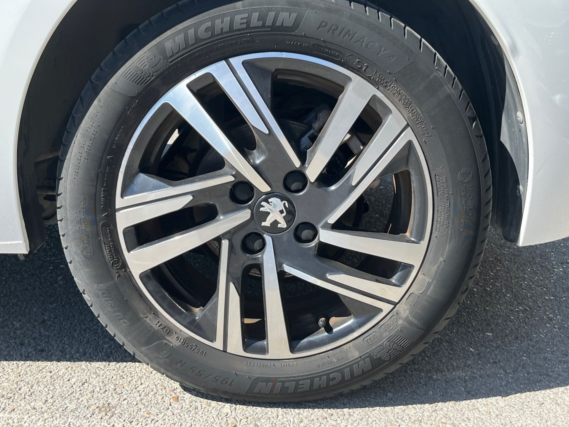 Peugeot 208 - 8