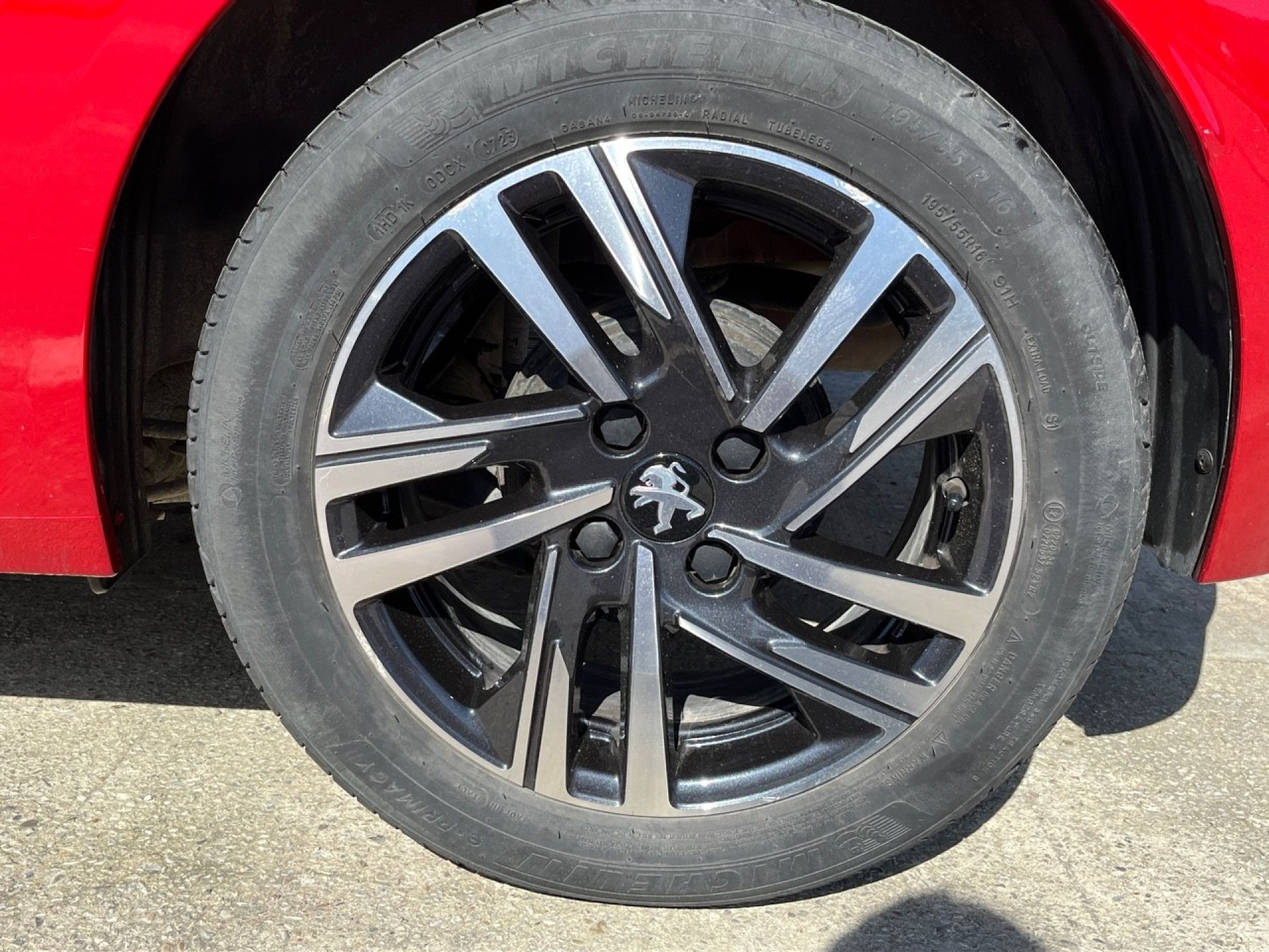 Peugeot 208 - 8