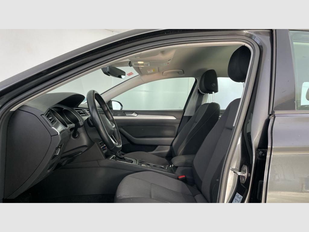 Volkswagen Passat - 11