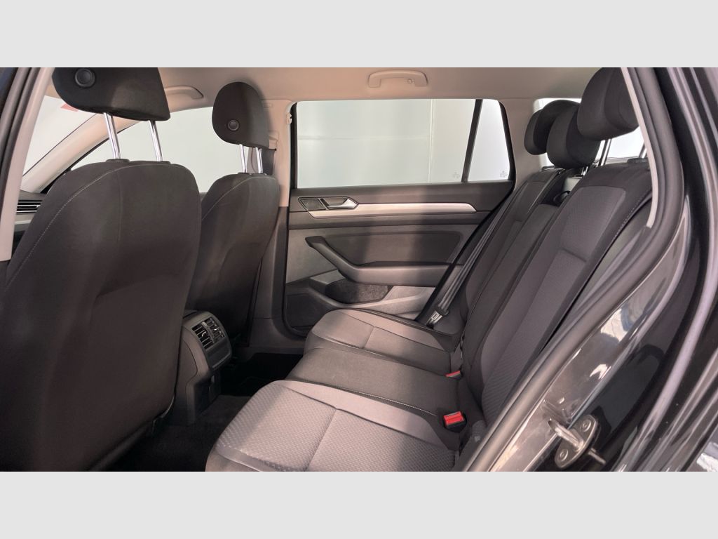 Volkswagen Passat - 12