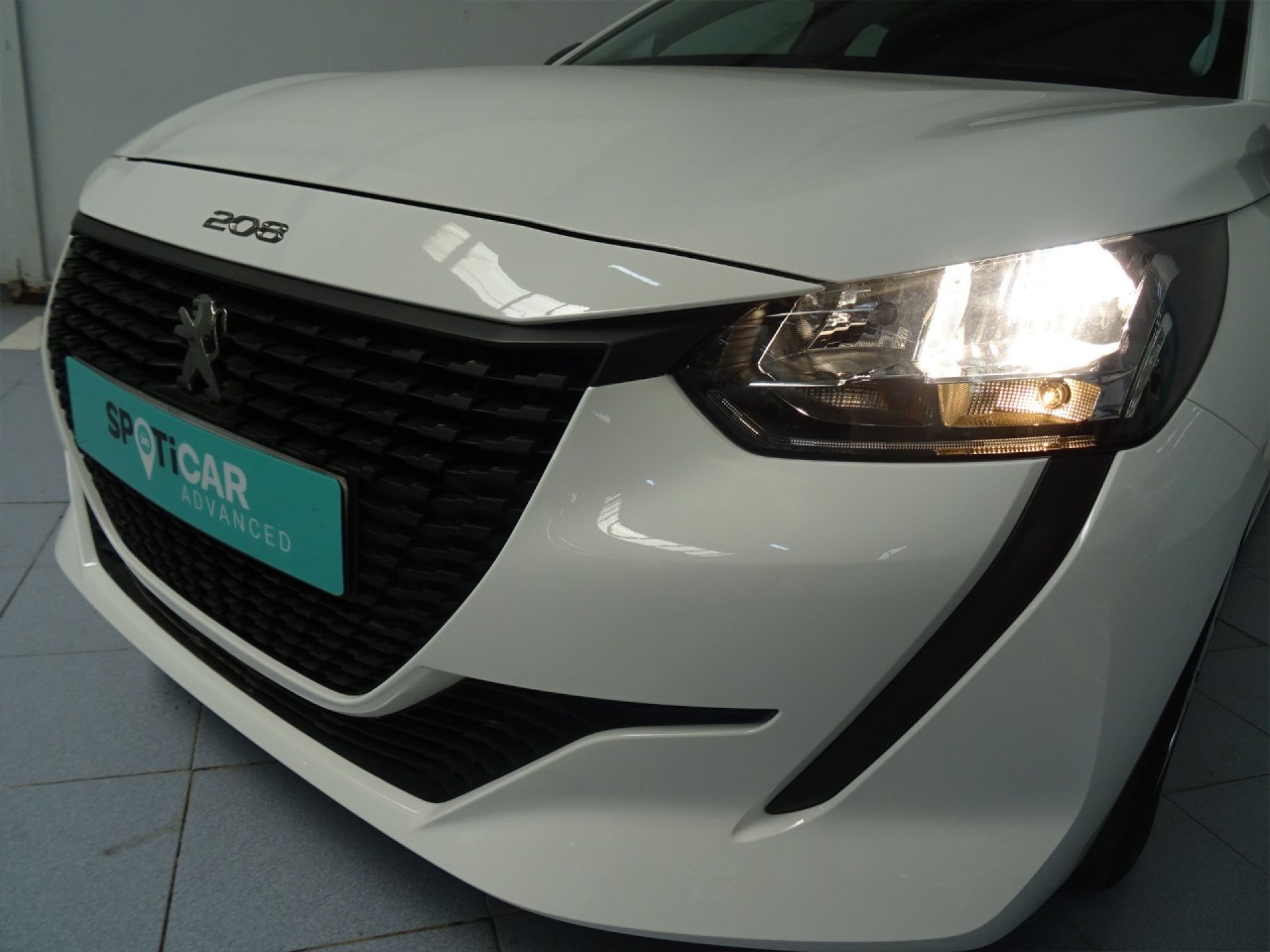 Peugeot 208 - 8