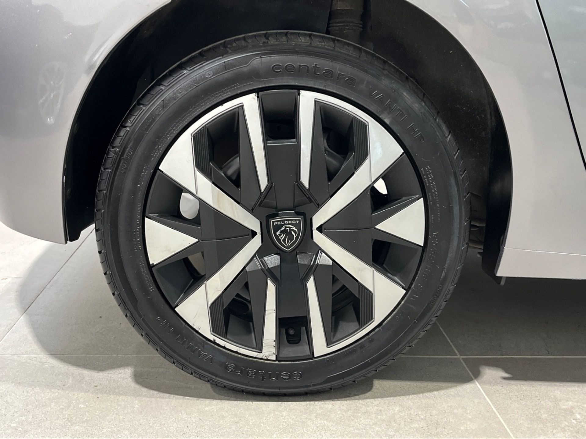 Peugeot 208 - 8