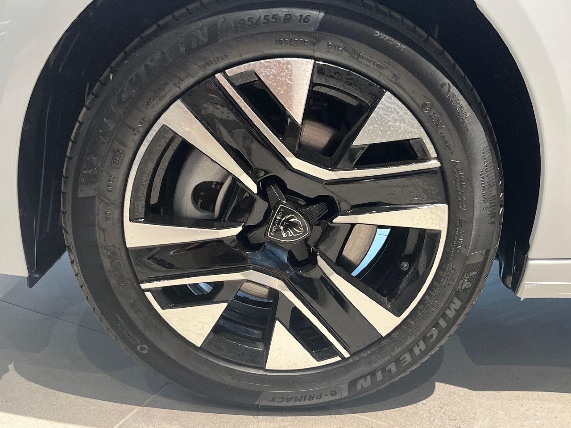 Peugeot 208 - 8