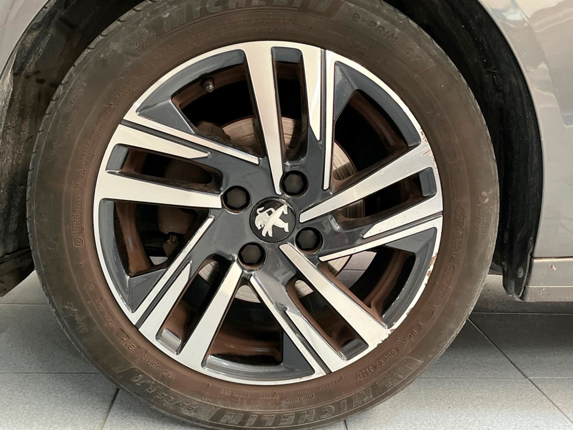 Peugeot 208 - 8