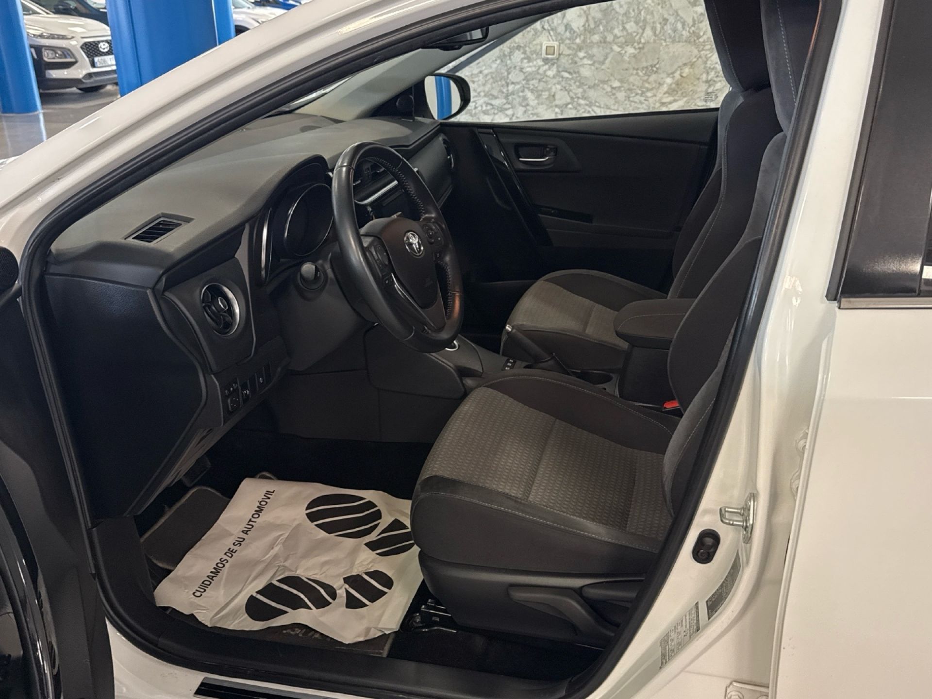 TOYOTA Auris - 10