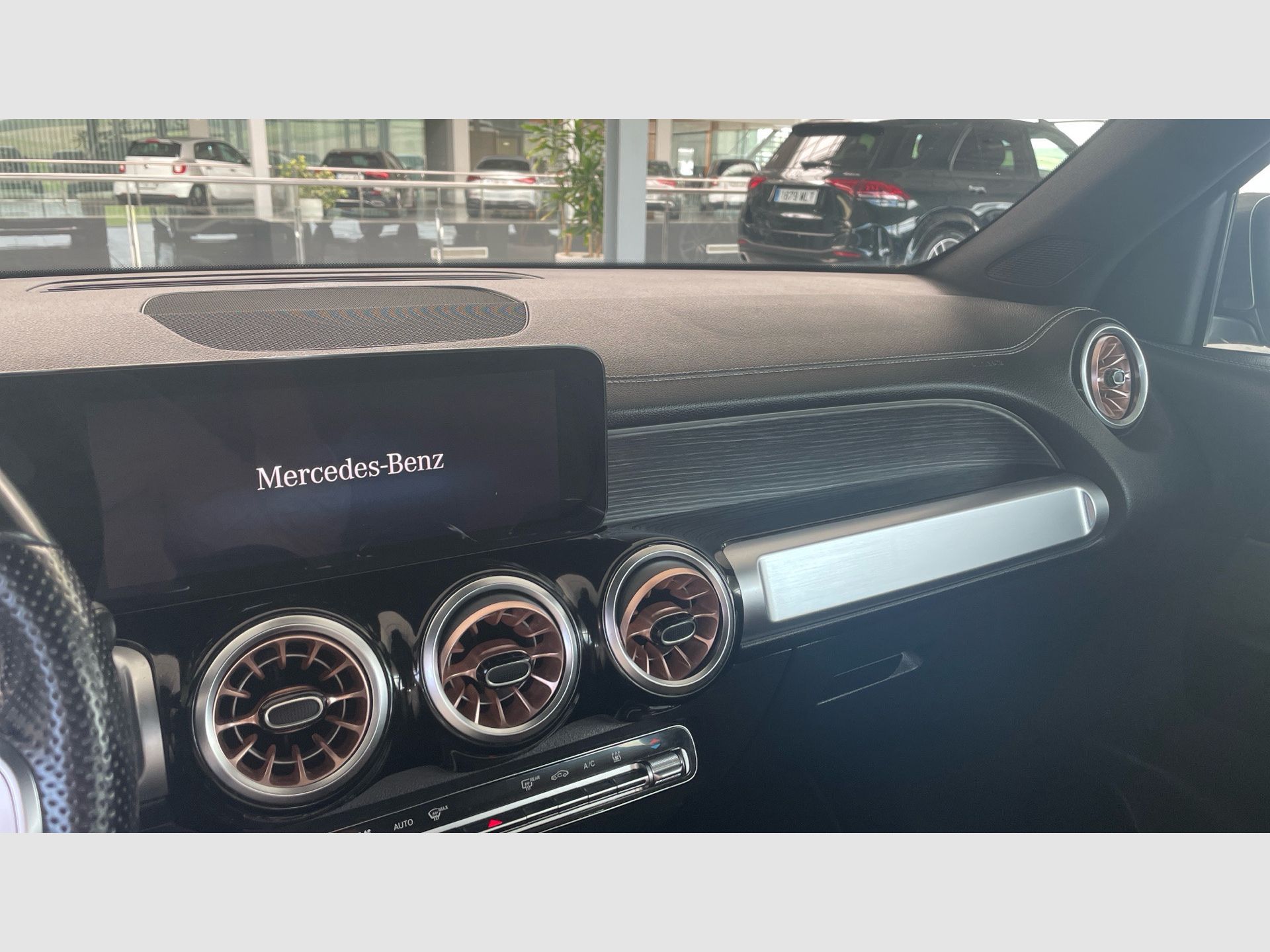 Mercedes-Benz EQB - 12