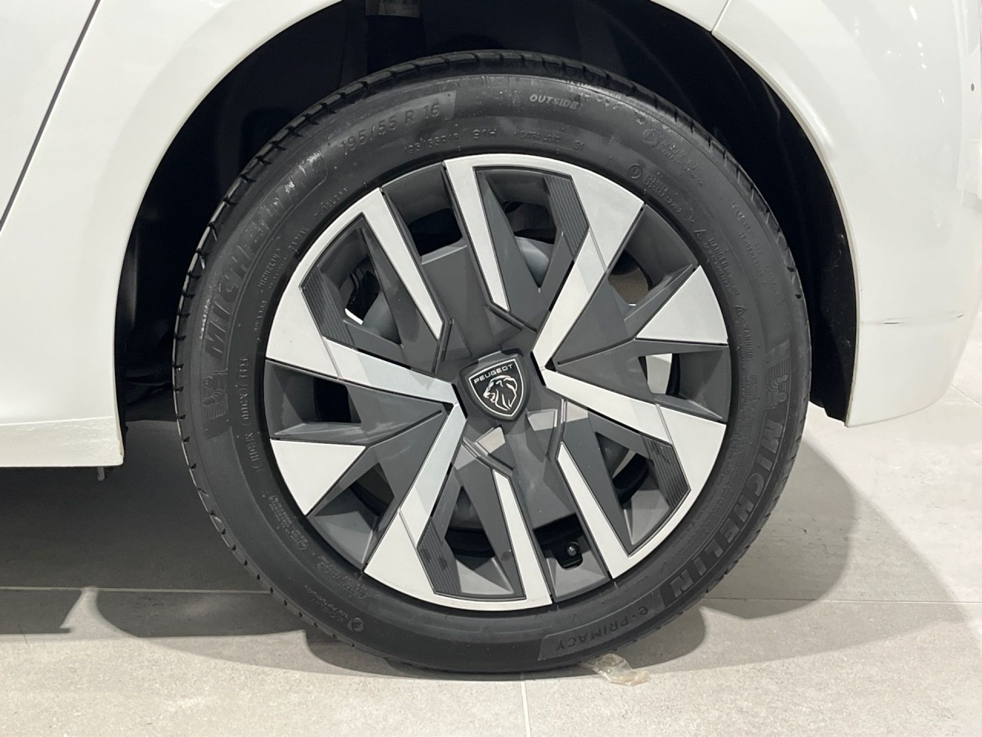 Peugeot 208 - 8