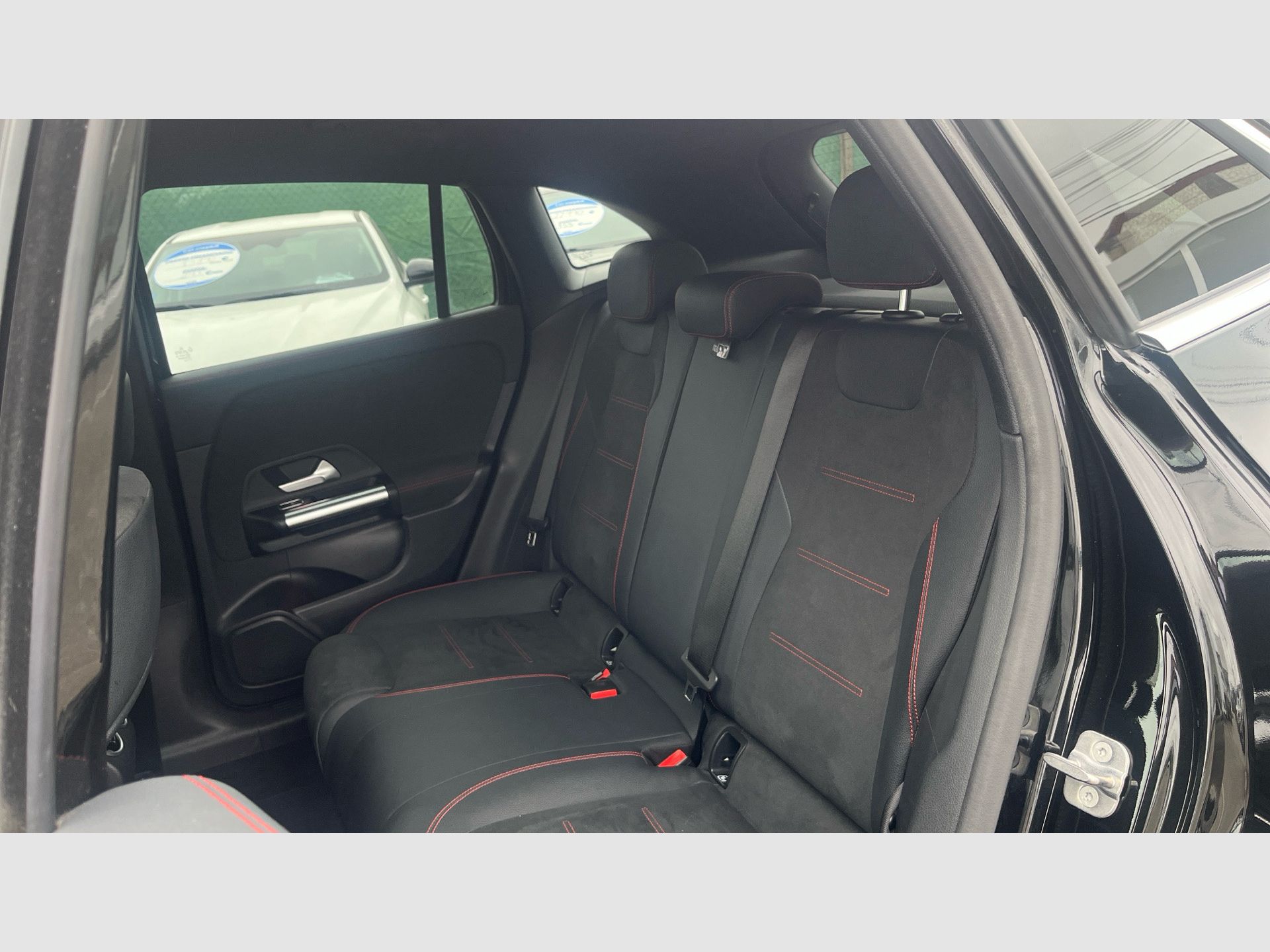 Mercedes-Benz GLA - 12