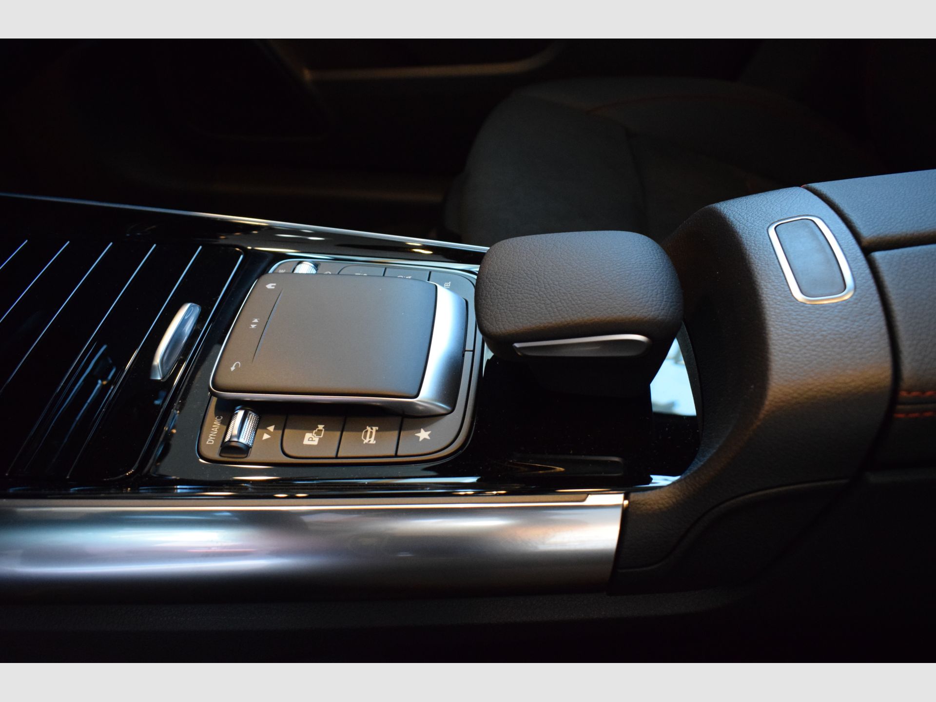 Mercedes-Benz EQA - 7