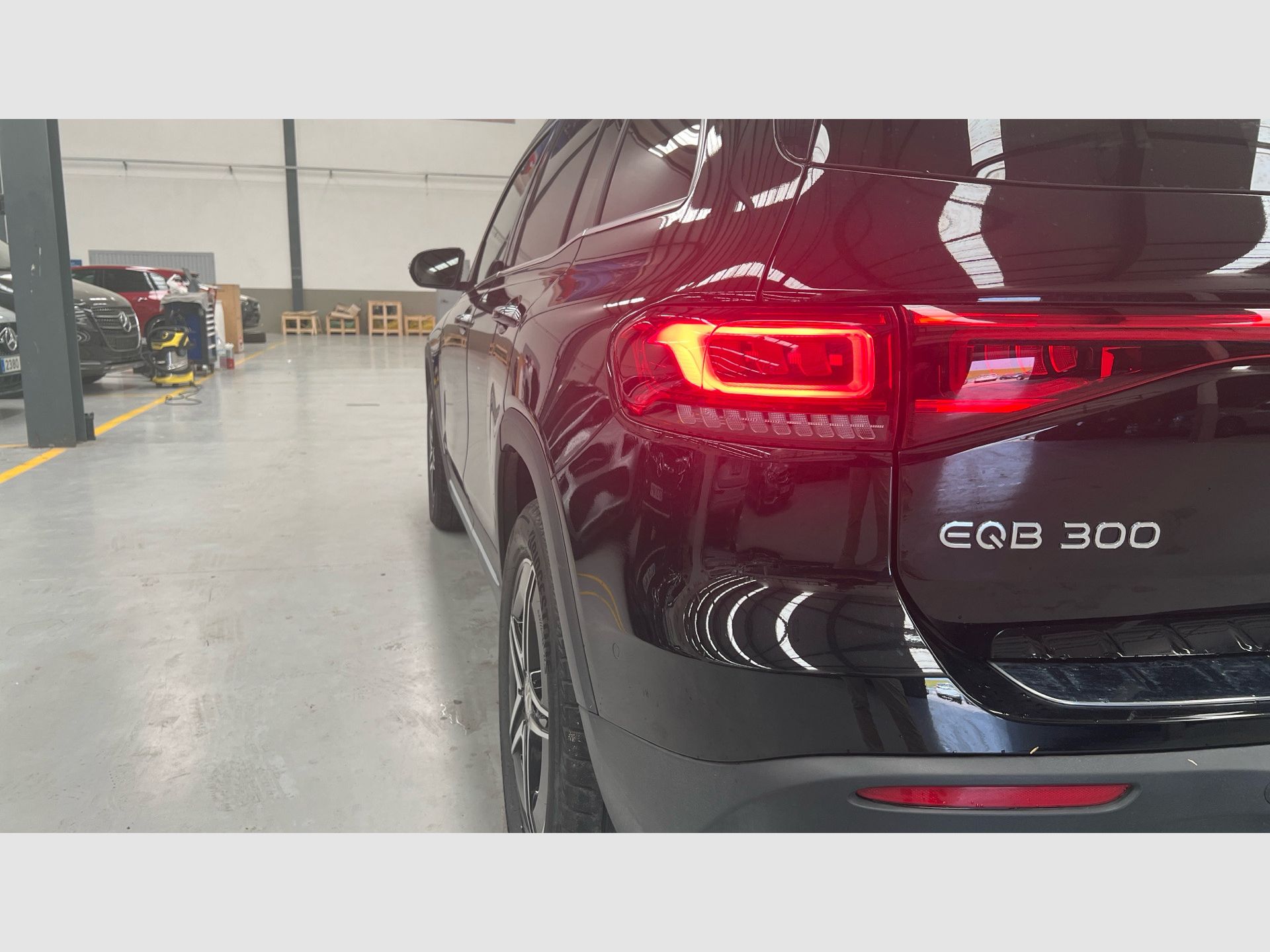 Mercedes-Benz EQB - 12