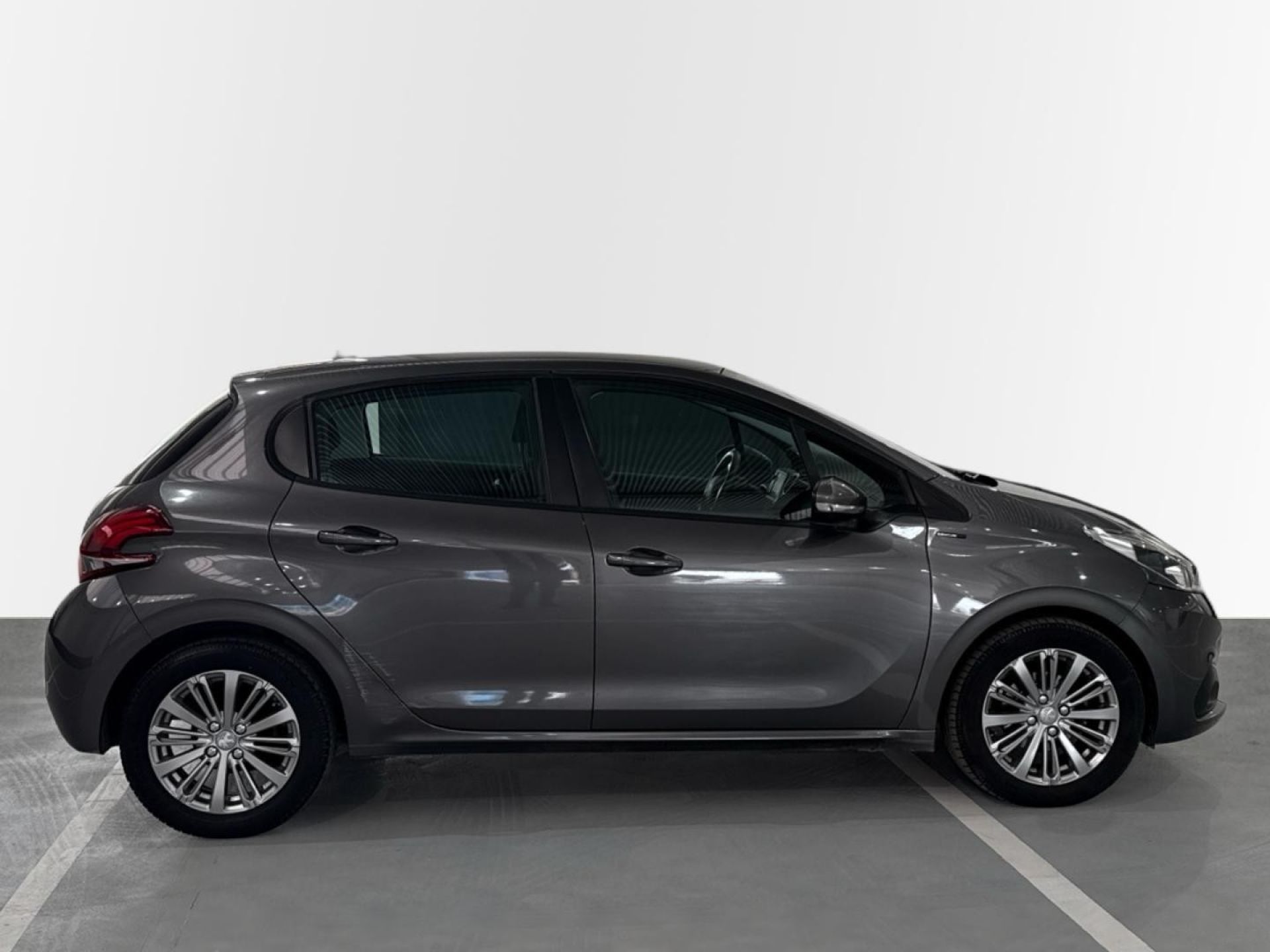 Peugeot 208 - 8