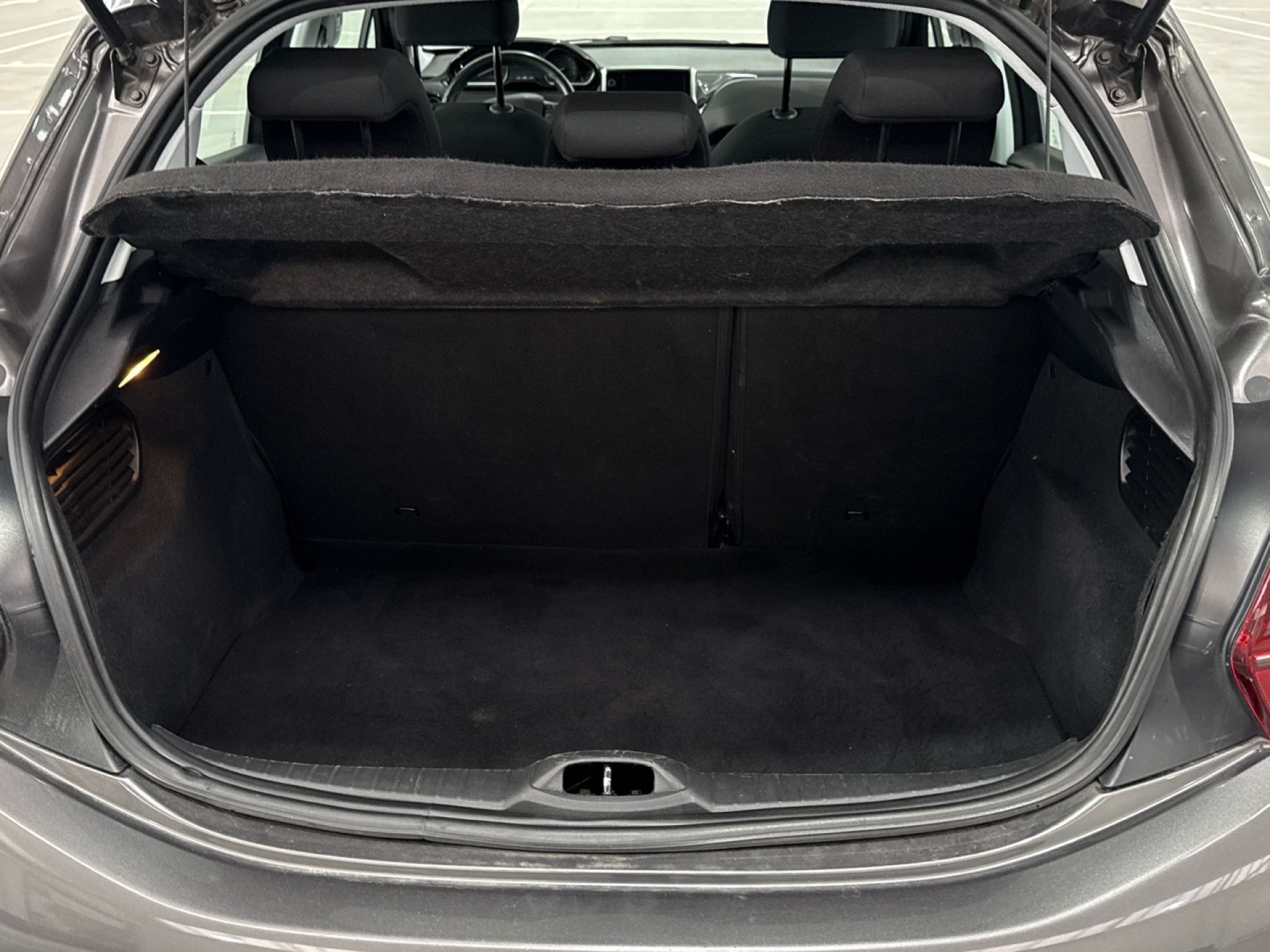 Peugeot 208 - 12