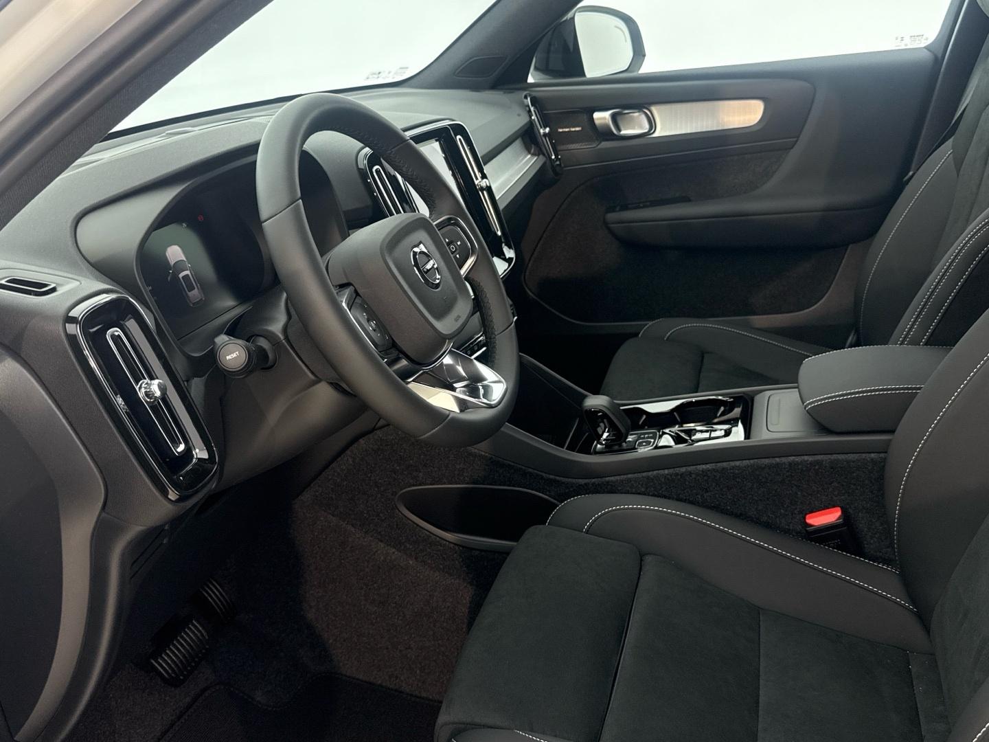 Volvo XC40 2.0 B3 G Black Edition Plus Auto