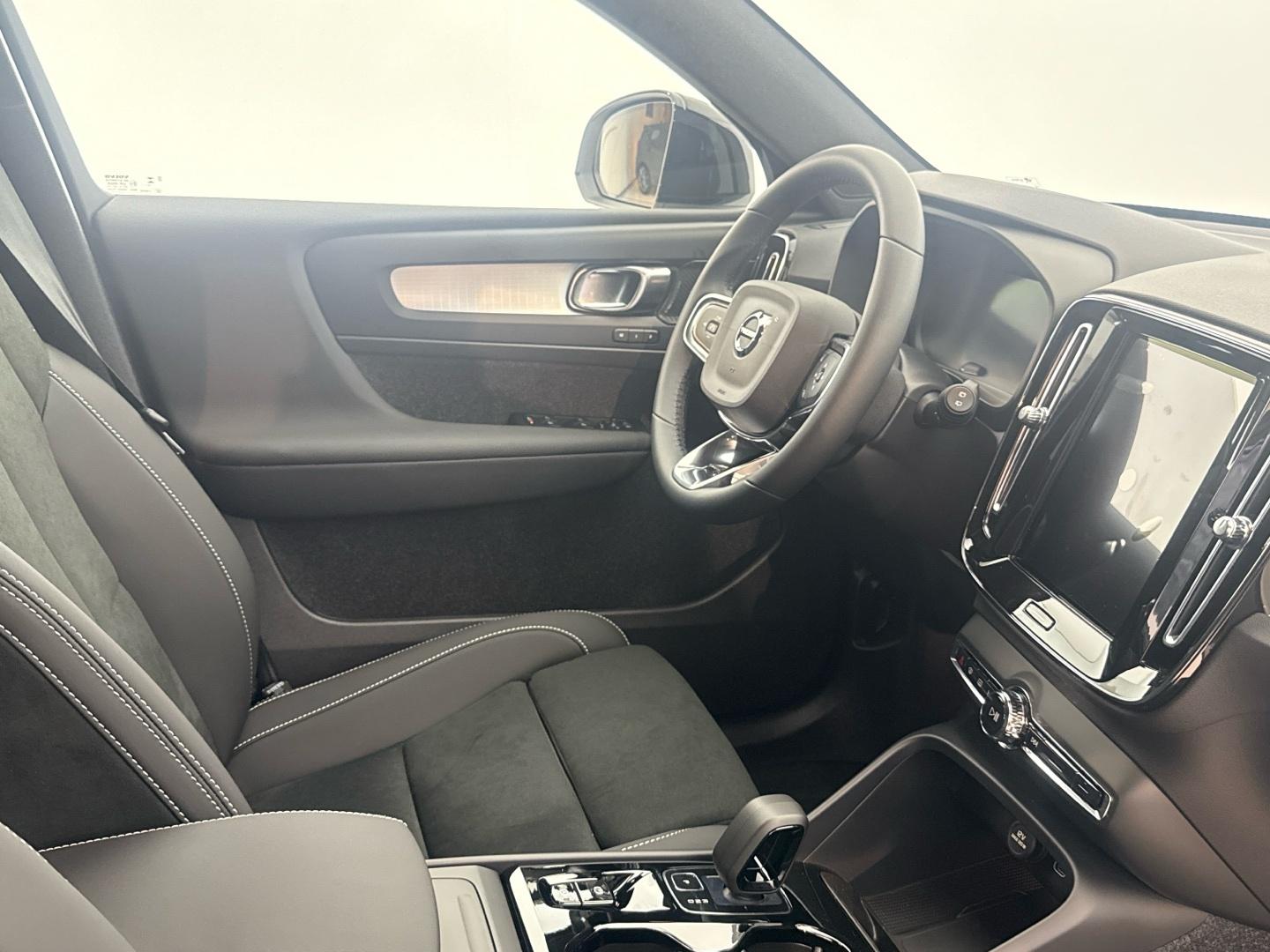 Volvo XC40 2.0 B3 G Black Edition Plus Auto