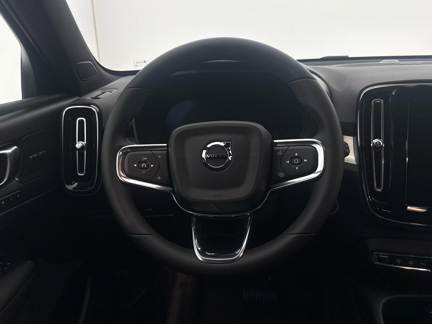 Volvo XC40 2.0 B3 G Black Edition Plus Auto