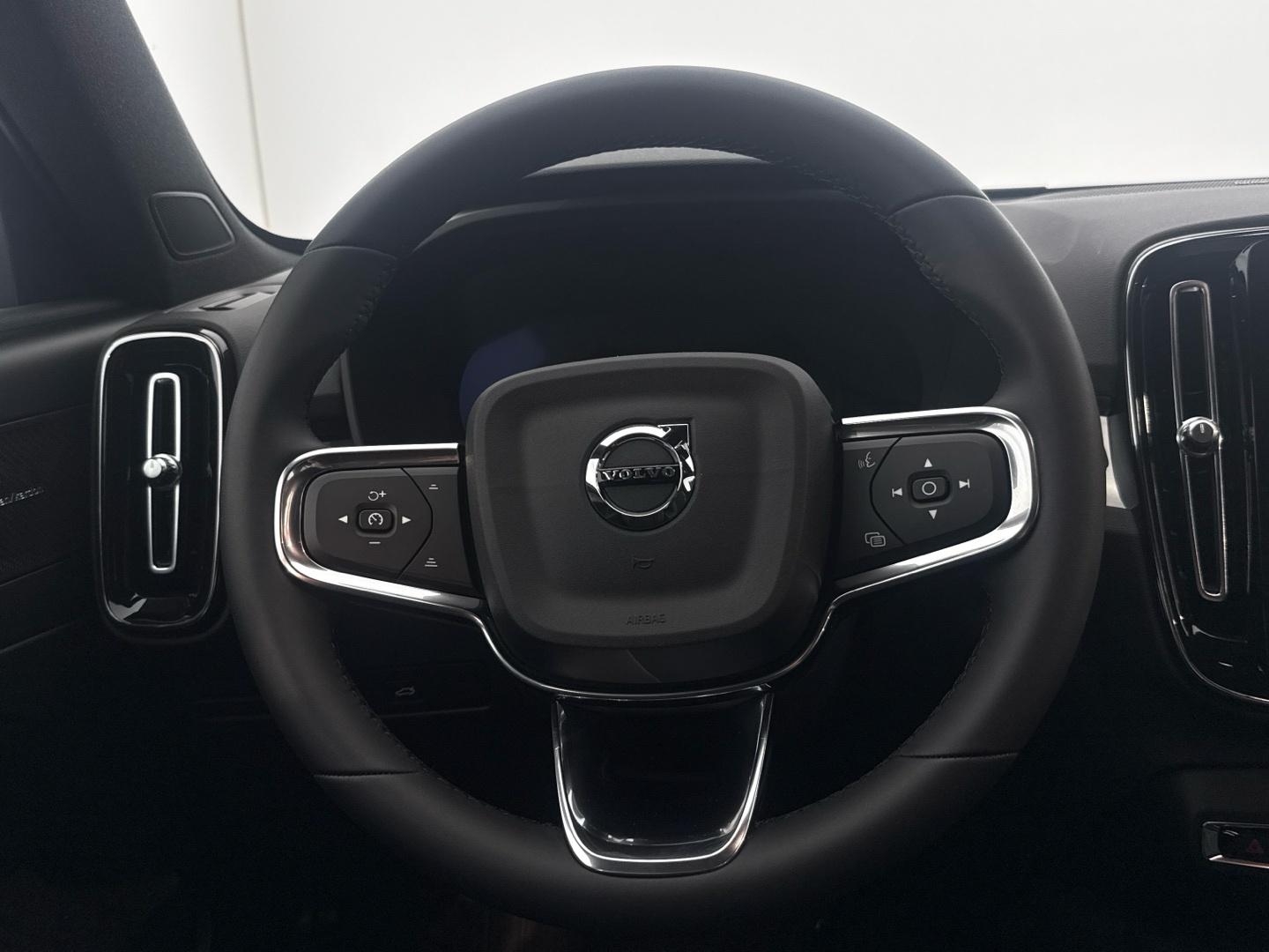 Volvo XC40 2.0 B3 G Black Edition Plus Auto