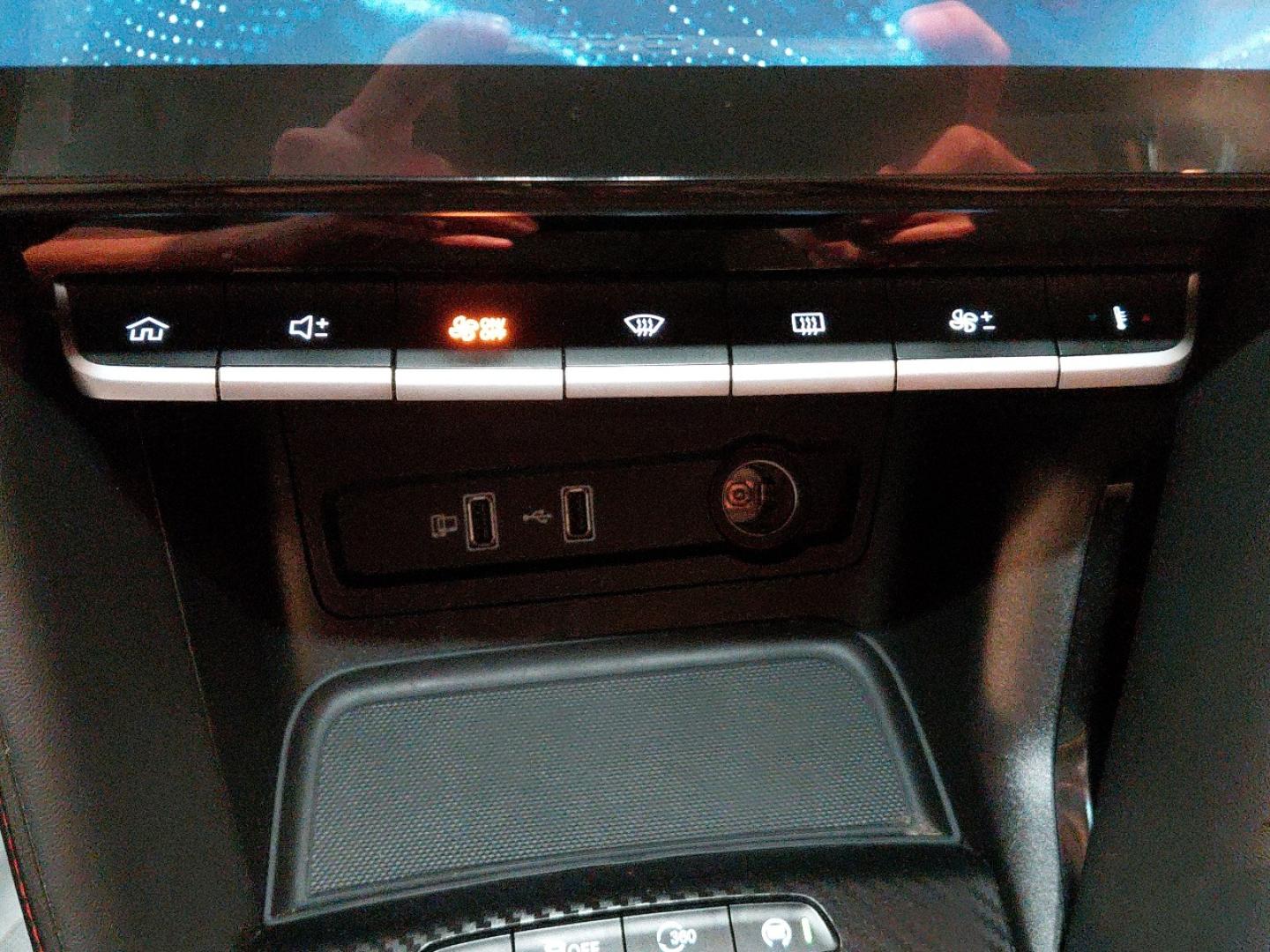 MG ZS 1.5 LUXURY 106 5P