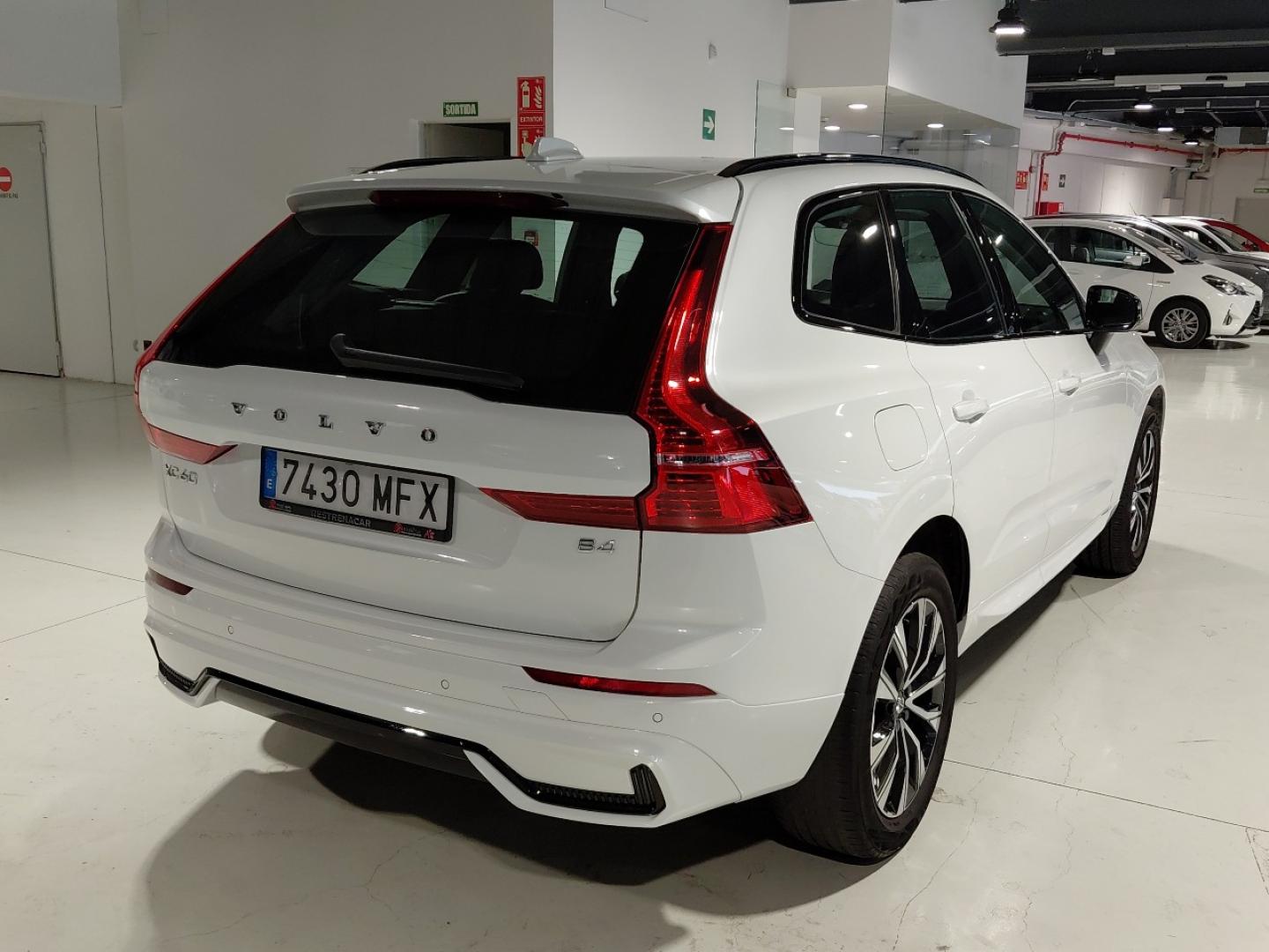 Volvo XC60 2.0 B4 P PLUS DARK AUTO 197 5P