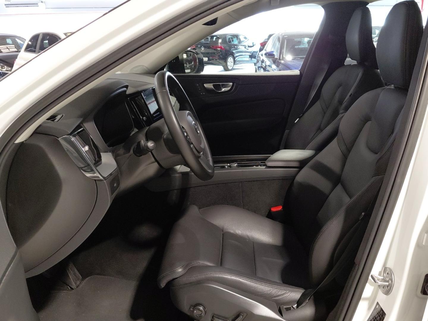 Volvo XC60 2.0 B4 P PLUS DARK AUTO 197 5P