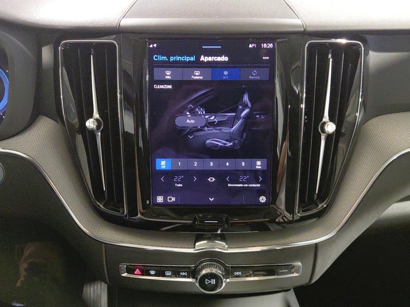 Volvo XC60 2.0 B4 P PLUS DARK AUTO 197 5P