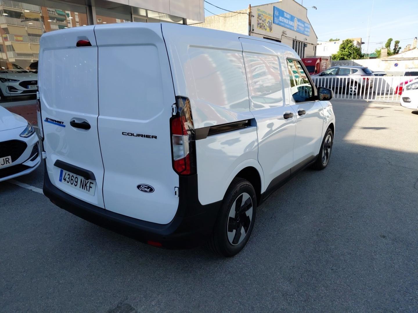 Ford Transit Courier Van BEV 100kW Trend Auto 136CV