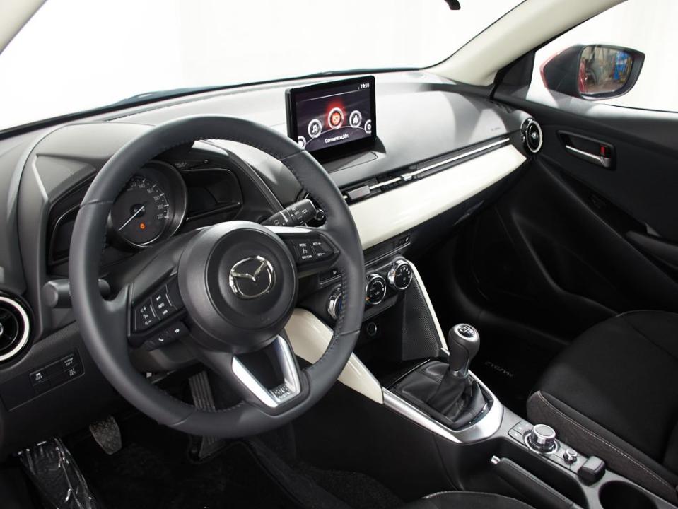 Mazda 2 2023 E-SKYACTIV G MHEV 66 KW (90 CV) MT 2WD  CENTER-LINE Convenience