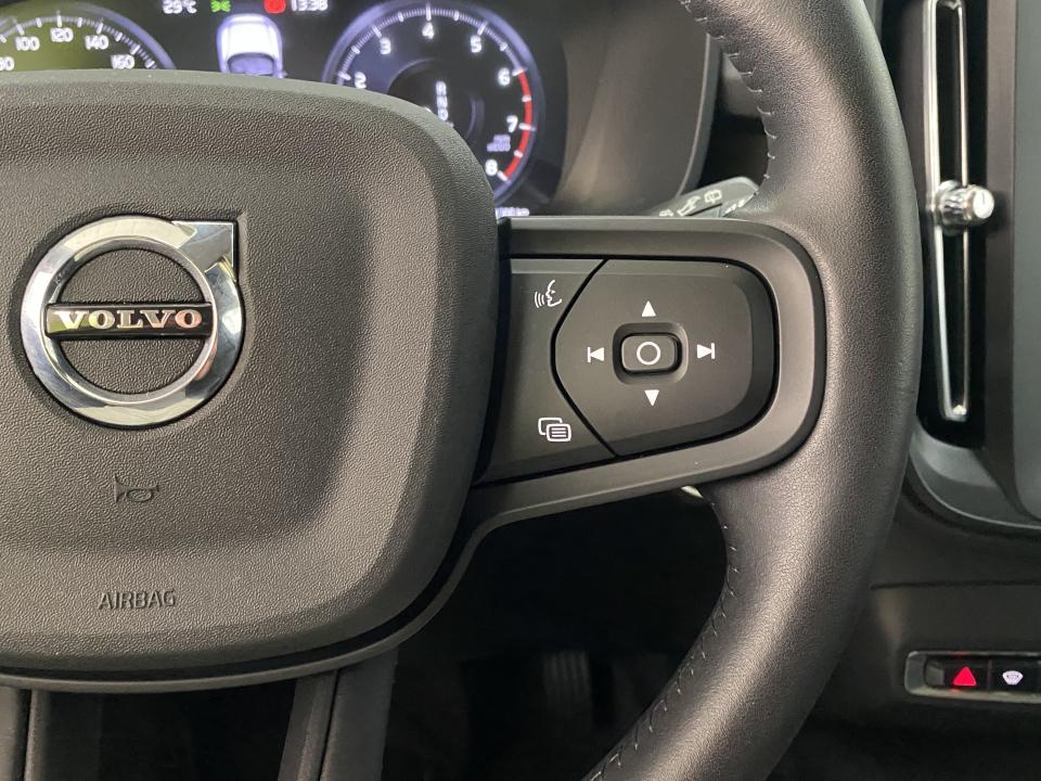 Volvo XC40 Momentum Core T2 1.5 129CV auto