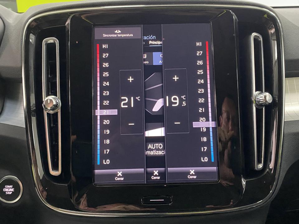 Volvo XC40 Momentum Pro B3 2.0G 163CV Auto MHEV