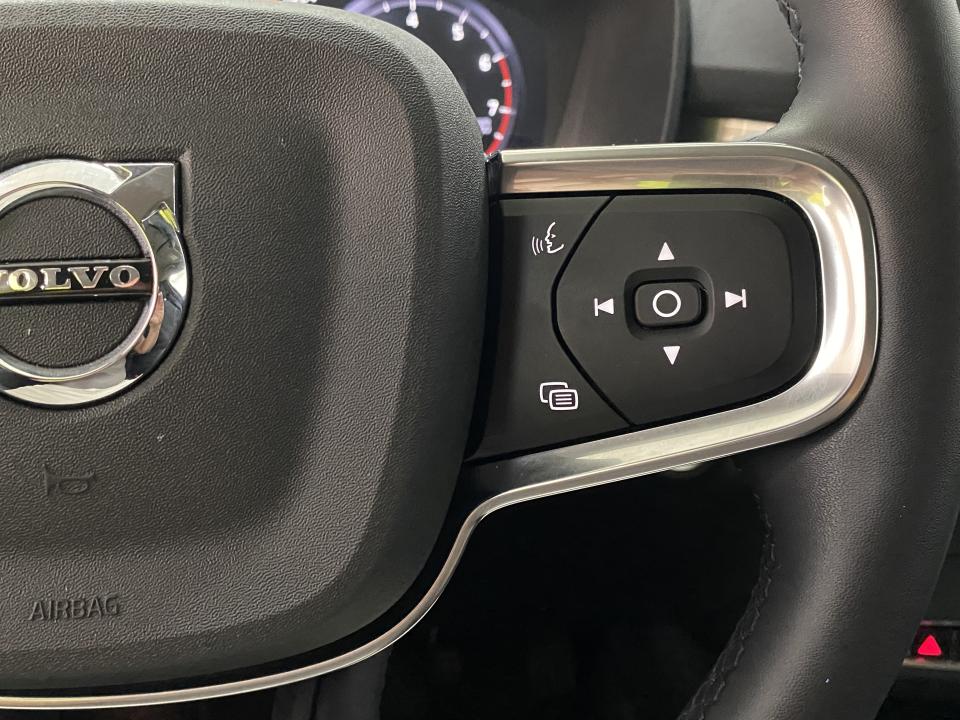 Volvo XC40 Momentum Pro B3 2.0G 163CV Auto MHEV