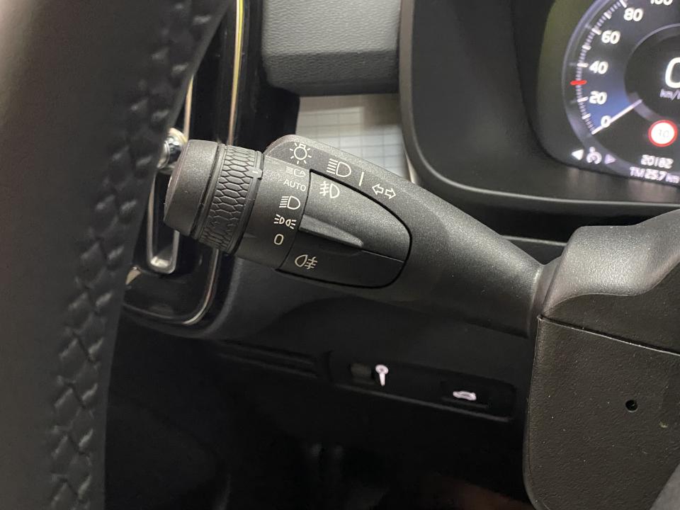 Volvo XC40 Momentum Pro B3 2.0G 163CV Auto MHEV