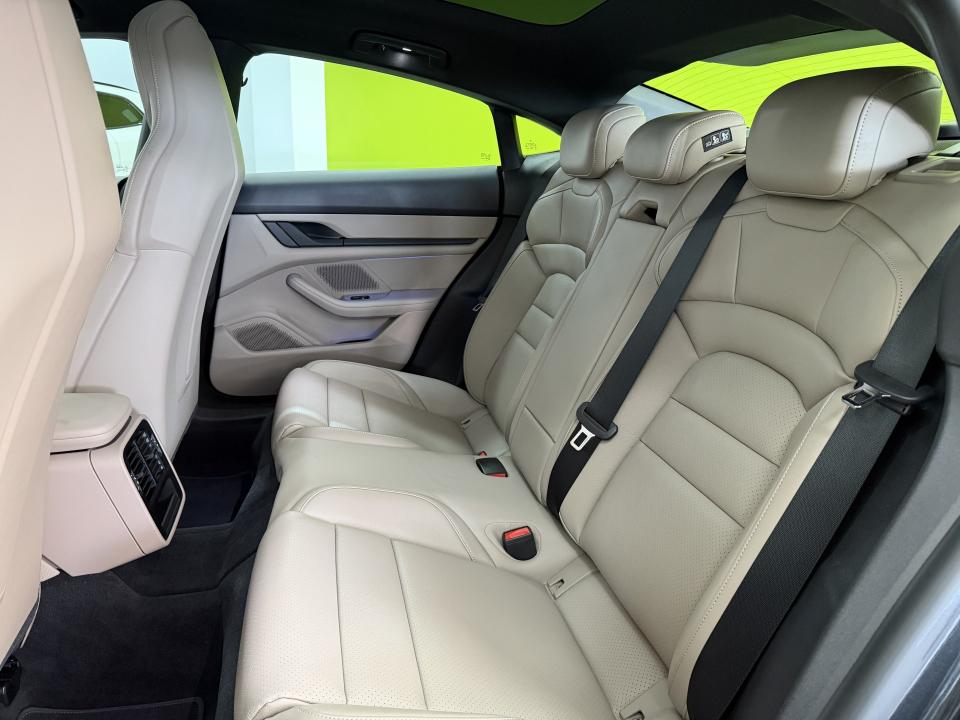Porsche Taycan RWD 476CV con overboost