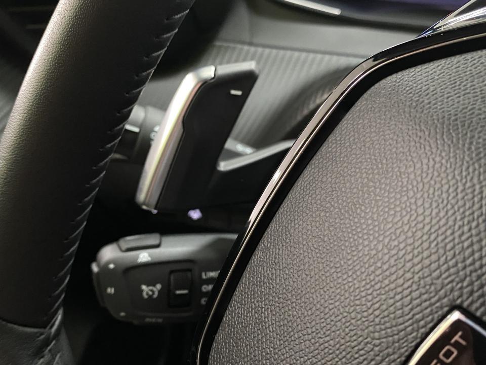 Peugeot 2008 Allure Hybrid 1.2 145CV eDCS6 MHEV