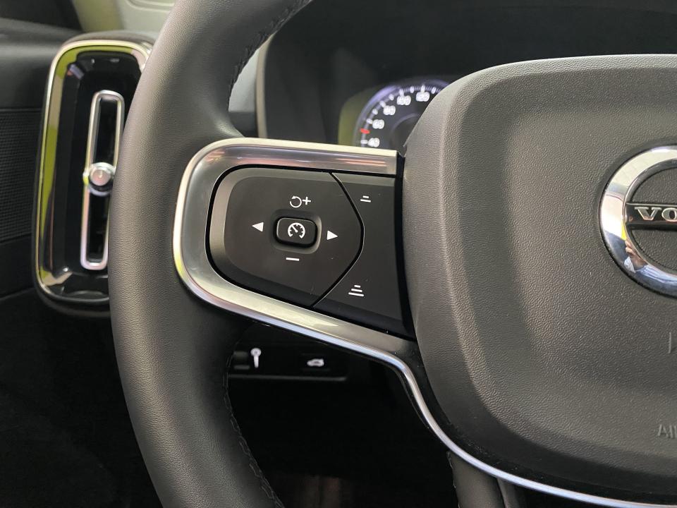 Volvo XC40 Momentum Pro 4x4 B4 2.0G 197CV Auto MHEV