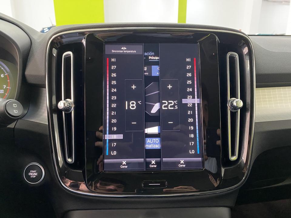 Volvo XC40 Momentum Pro 4x4 B4 2.0G 197CV Auto MHEV