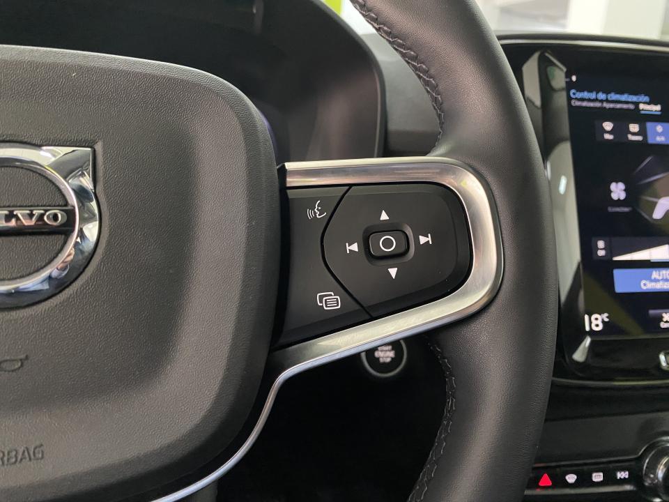 Volvo XC40 Momentum Pro 4x4 B4 2.0G 197CV Auto MHEV