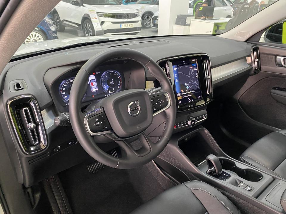 Volvo XC40 Momentum Pro 4x4 B4 2.0G 197CV Auto MHEV