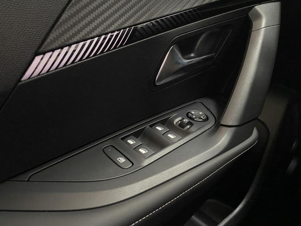 Peugeot 2008 Allure Hybrid 1.2 145CV eDCS6 MHEV