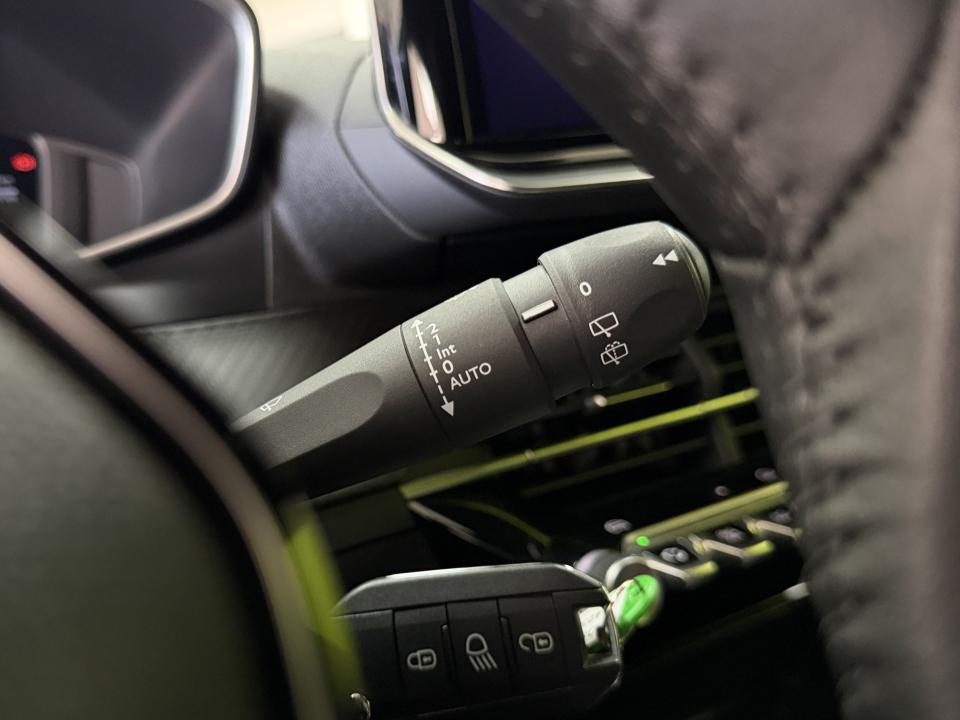 Peugeot 2008 Allure Hybrid 1.2 145CV eDCS6 MHEV