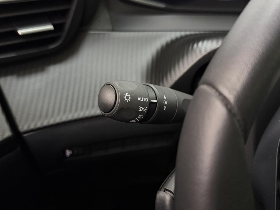 Peugeot 2008 Allure Hybrid 1.2 145CV eDCS6 MHEV