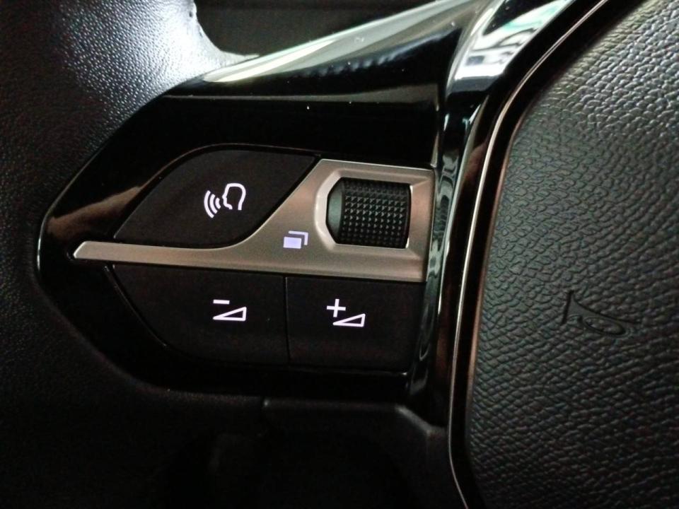 Peugeot 2008 Allure Gasolina 100 S&S 6 Vel. MAN