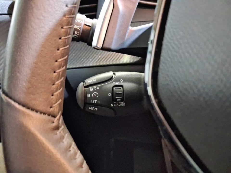 Peugeot 208 Allure HYBRID 100 eDCS6