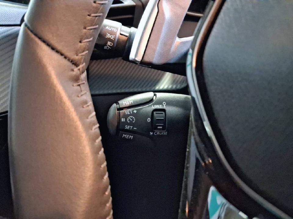 Peugeot 208 Allure HYBRID 100 eDCS6